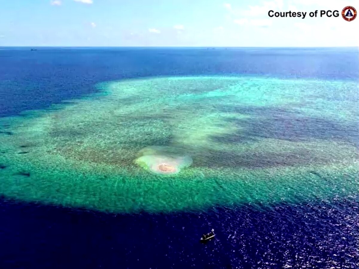 China instala una nueva barrera flotante en un arrecife disputado con Filipinas