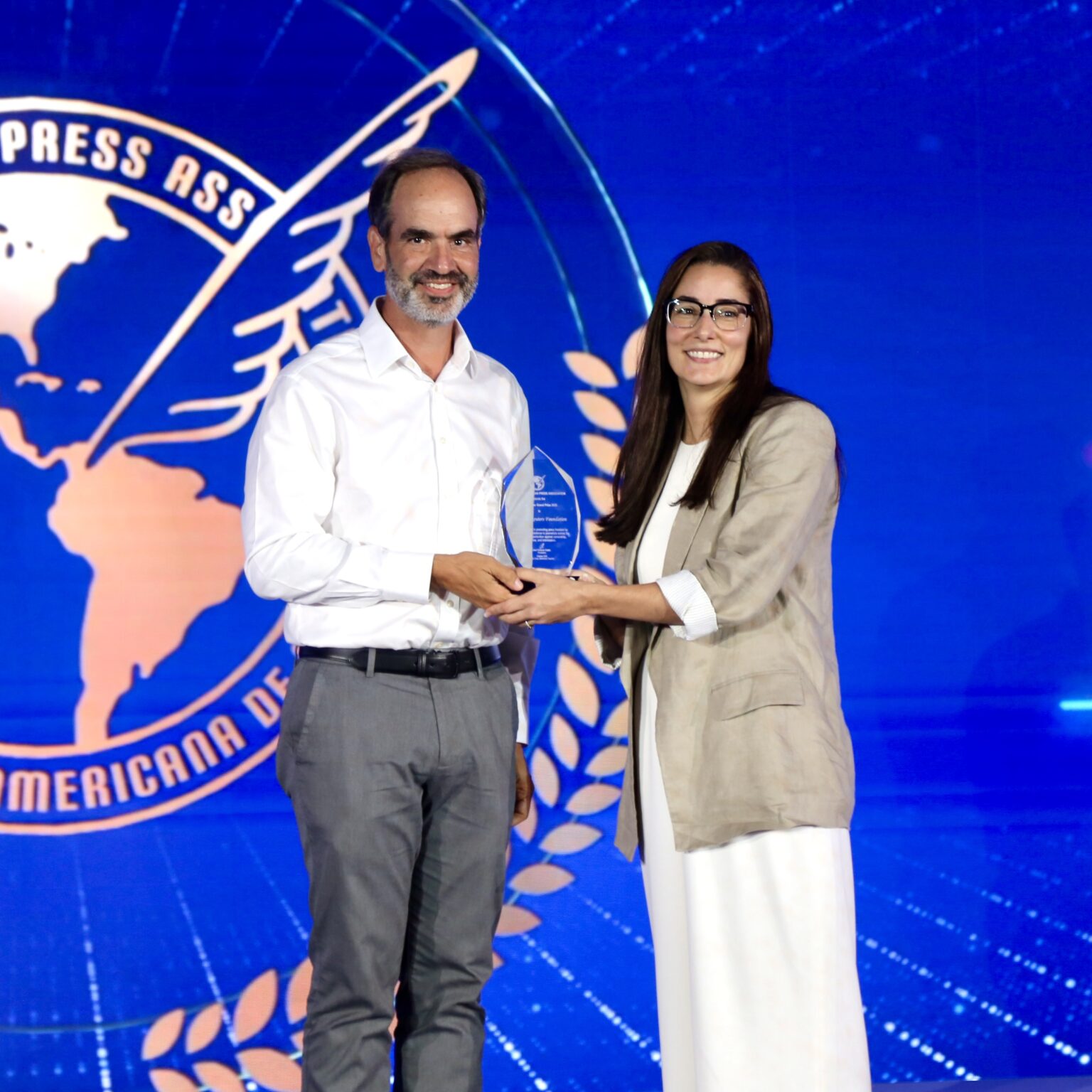 Fundación Thomson Reuters recibe el Premio Chapultepec 2025 por su defensa de la libertad de prensa