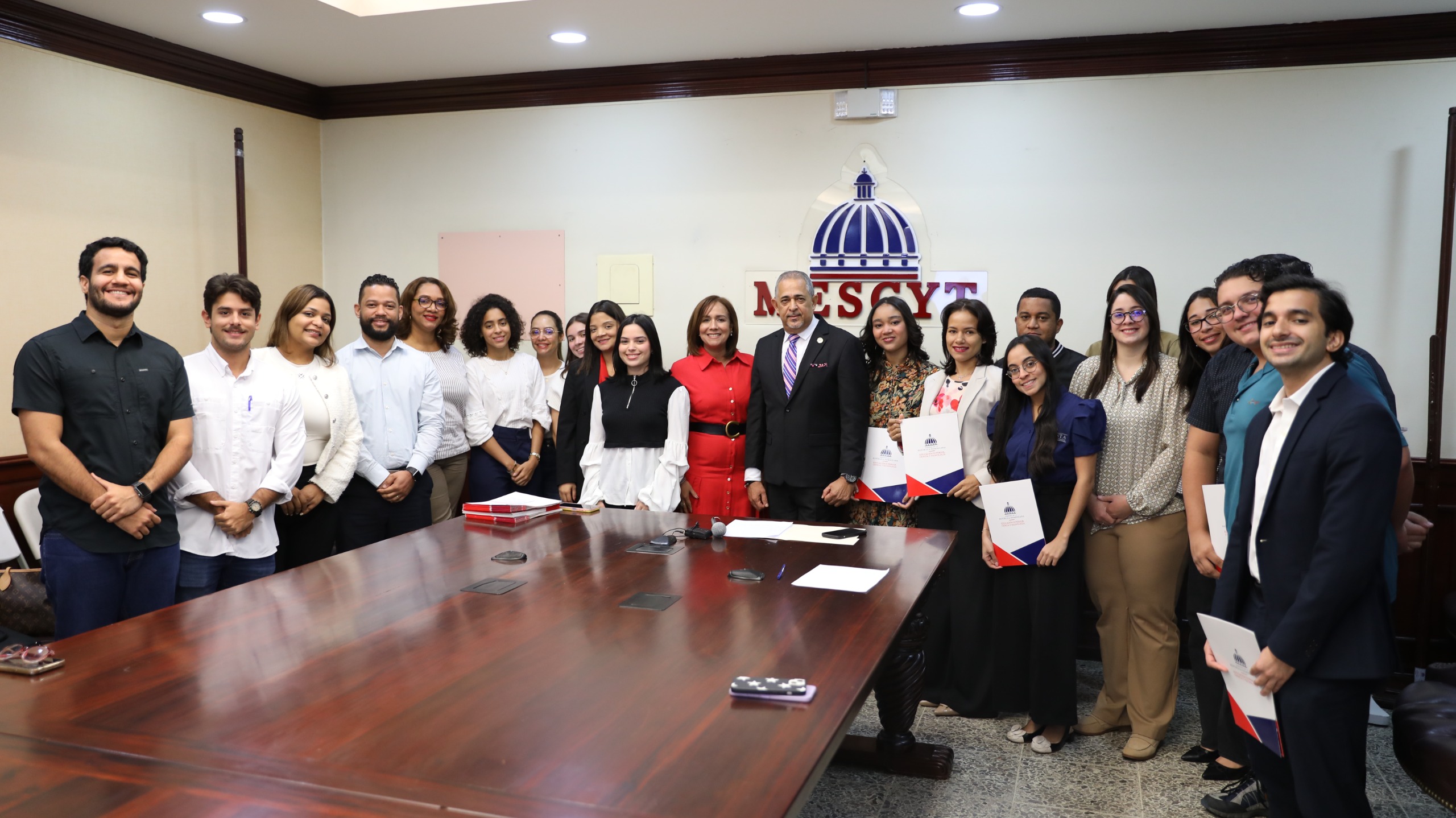 MESCyT entrega 37 becas para grado, maestrías y posgrados en Barna Management School