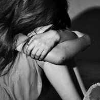 Madre denuncia que compañera de escuela orquestó abuso grupal contra su hija menor; autoridades no han actuado
