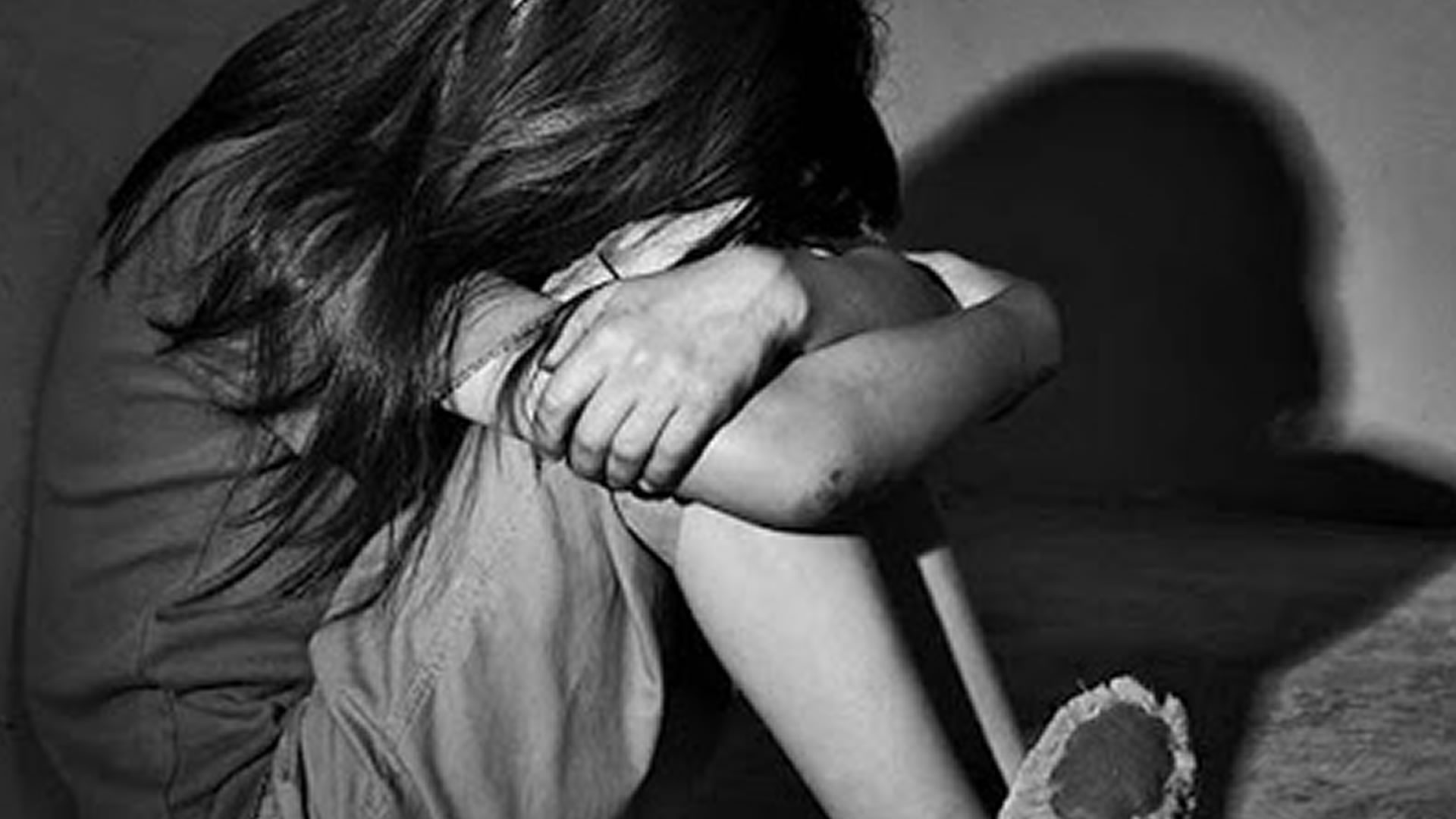 Madre denuncia que compañera de escuela orquestó abuso grupal contra su hija menor; autoridades no han actuado