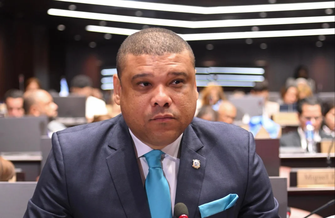 Comisión estudia resolución procura interpelar a Marranzini recibe al diputado proponente