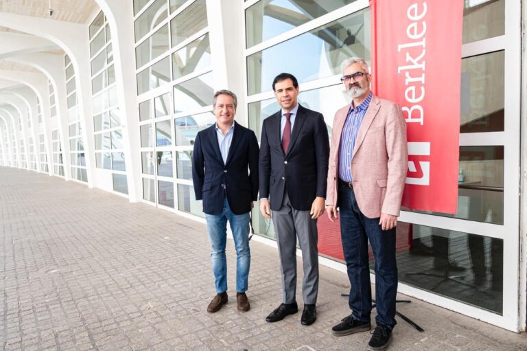 Roberto Ángel Salcedo visita campus de Berklee en Valencia, España