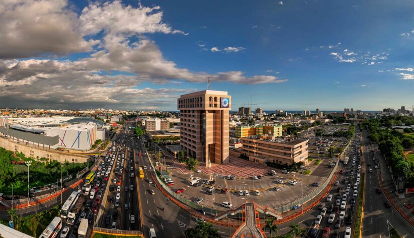 Foto de la Torre Popular, sede del Banco Popular Dominicano.