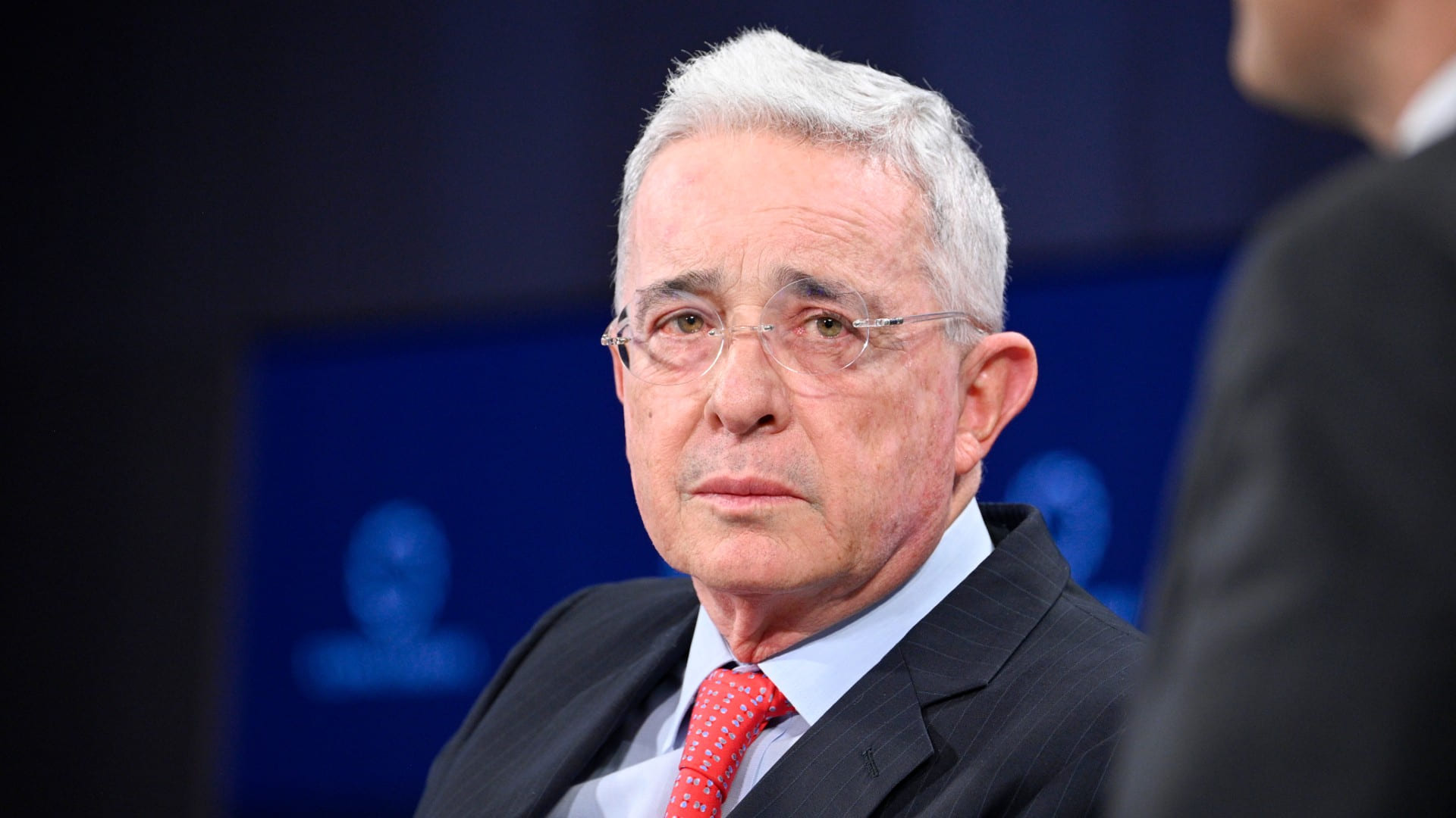 Álvaro Uribe celebra la participación de Karol G, Valentina Castro y Daniela Álvarez en el Victoria’s Secret Fashion Show 2025