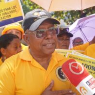 Maestros pensionados y jubilados protestan frente al INABIMA contra descuentos “abusivos” en sus salarios