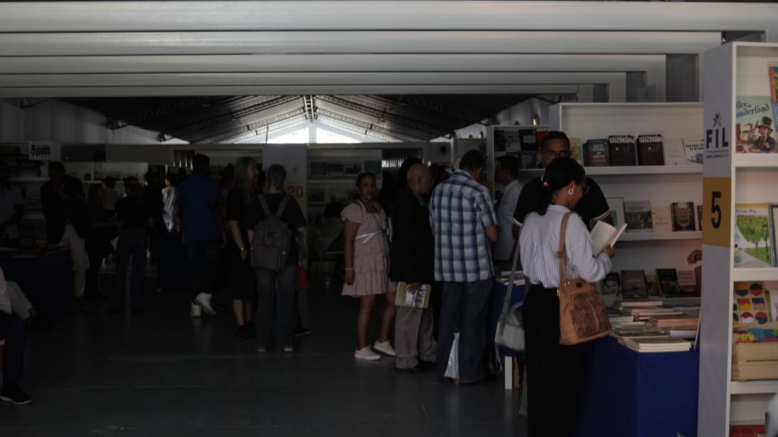 valoran organización de la Feria del Libro, pero se quejan por apagones en pabellones