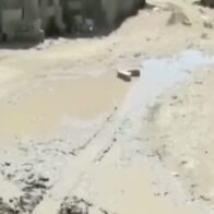 En Pueblo Viejo, Azua, comunitarios exigen construcción de aceras y contenes con fondos otorgados por el Gobierno