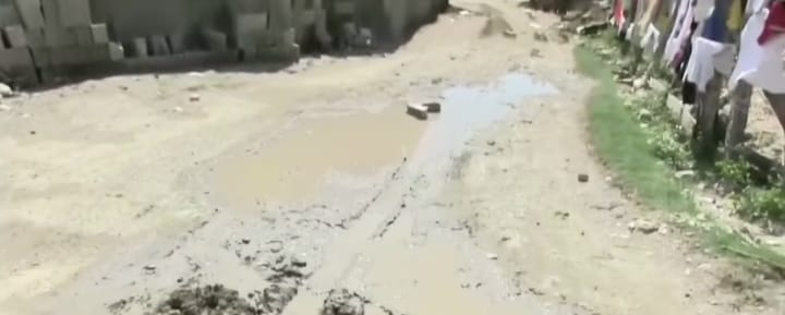 En Pueblo Viejo, Azua, comunitarios exigen construcción de aceras y contenes con fondos otorgados por el Gobierno