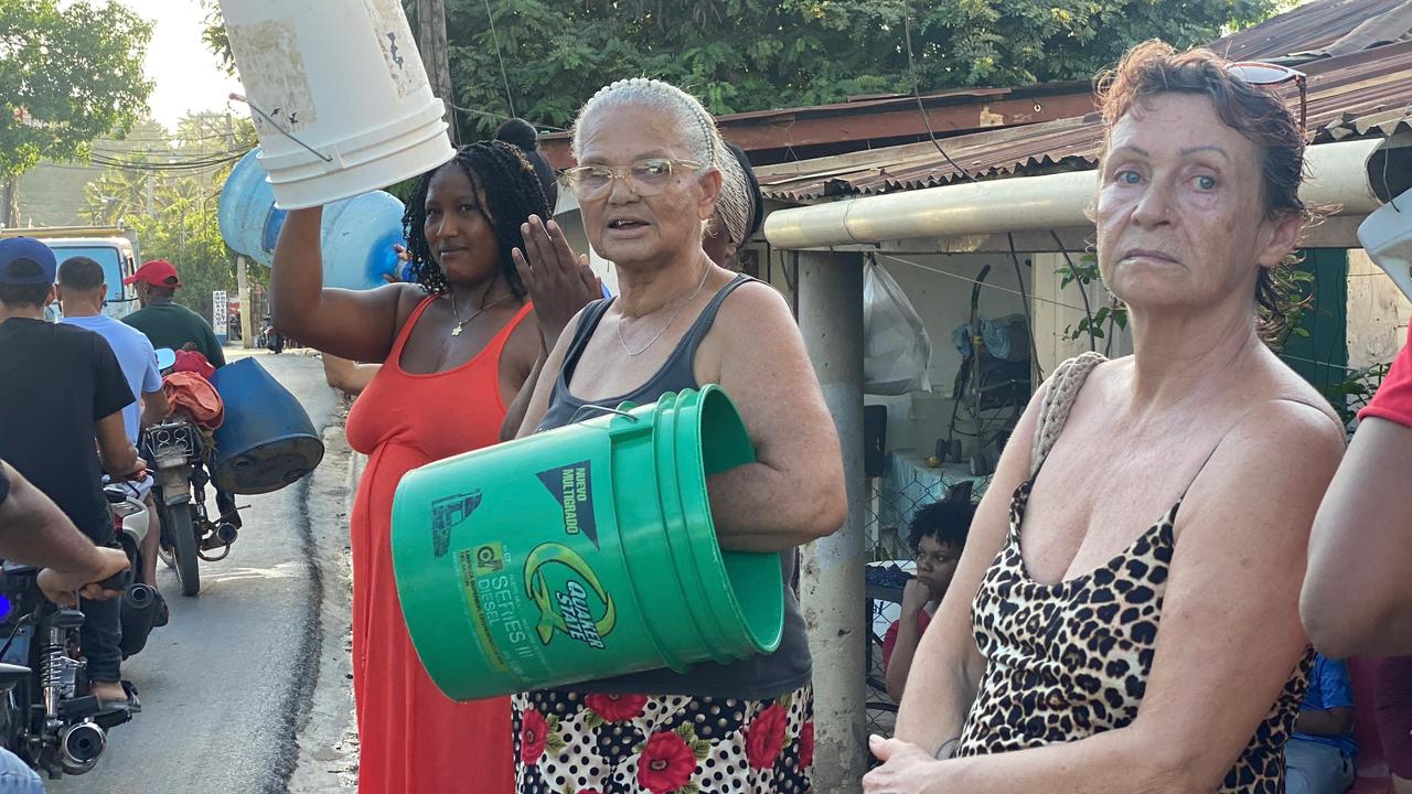 Protestas en Las Terrenas: residentes paralizan el tránsito por crisis de agua y constantes apagones