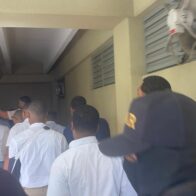 Aplazan para el 9 de octubre audiencia de coerción a 11 policías acusados de matar a cinco hombres en La Barranquita de Santiago