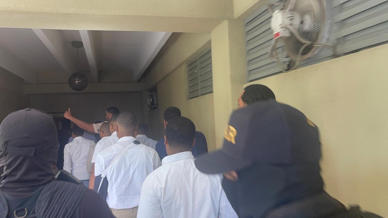Aplazan para el 9 de octubre audiencia de coerción a 11 policías acusados de matar a cinco hombres en La Barranquita de Santiago