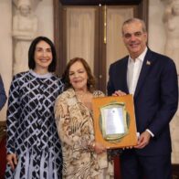 Abinader entrega premios Adulto Mayor del Año a Josefina Miniño
