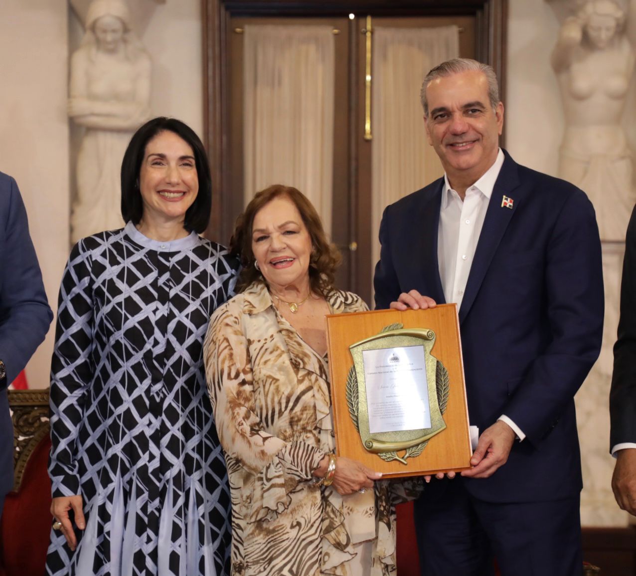 Abinader entrega premios Adulto Mayor del Año a Josefina Miniño