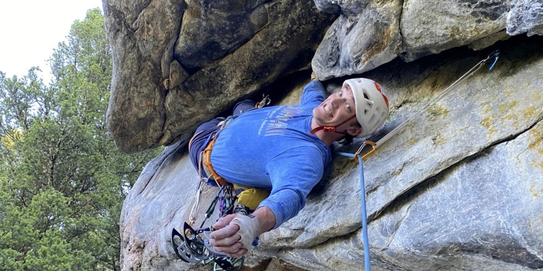 Un influencer muere en directo durante el ascenso a una montaña