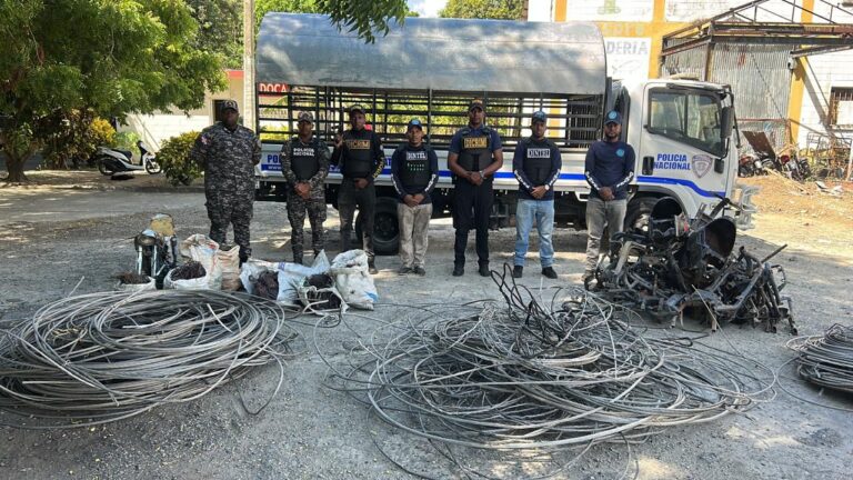 Policía Nacional ocupa gran cantidad de alambres de alta tensión y chasis de motocicletas en allanamientos en La Vega