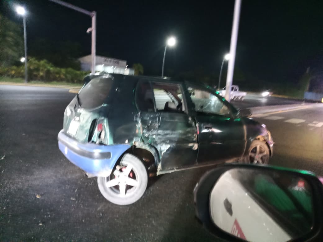 ¡Otro más! Fuerte accidente en la avenida Jacobo Majluta, frente a la Plaza Colina Centro