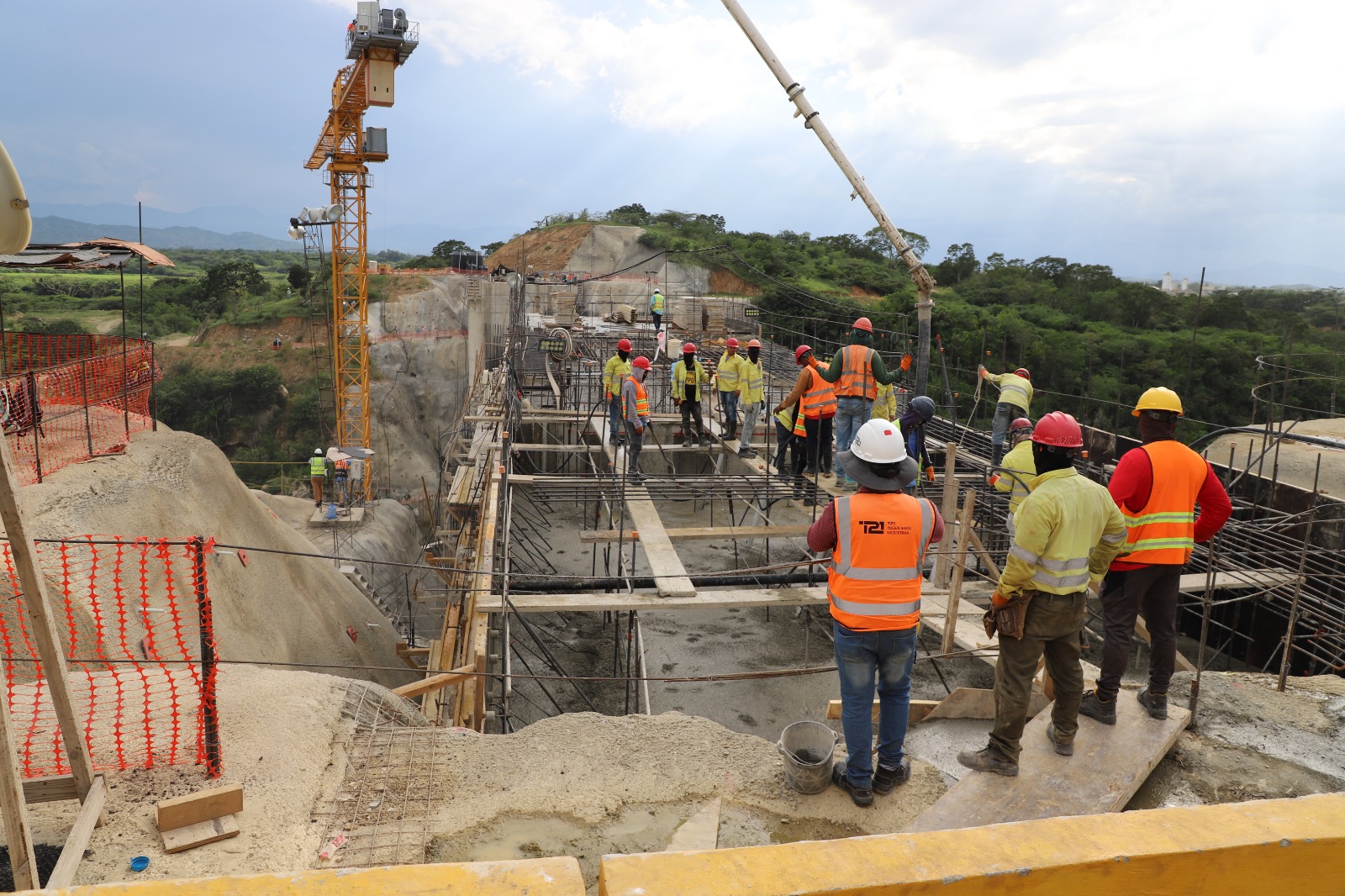 Administrador de EGEHID supervisa construcción presa Boca de los Ríos