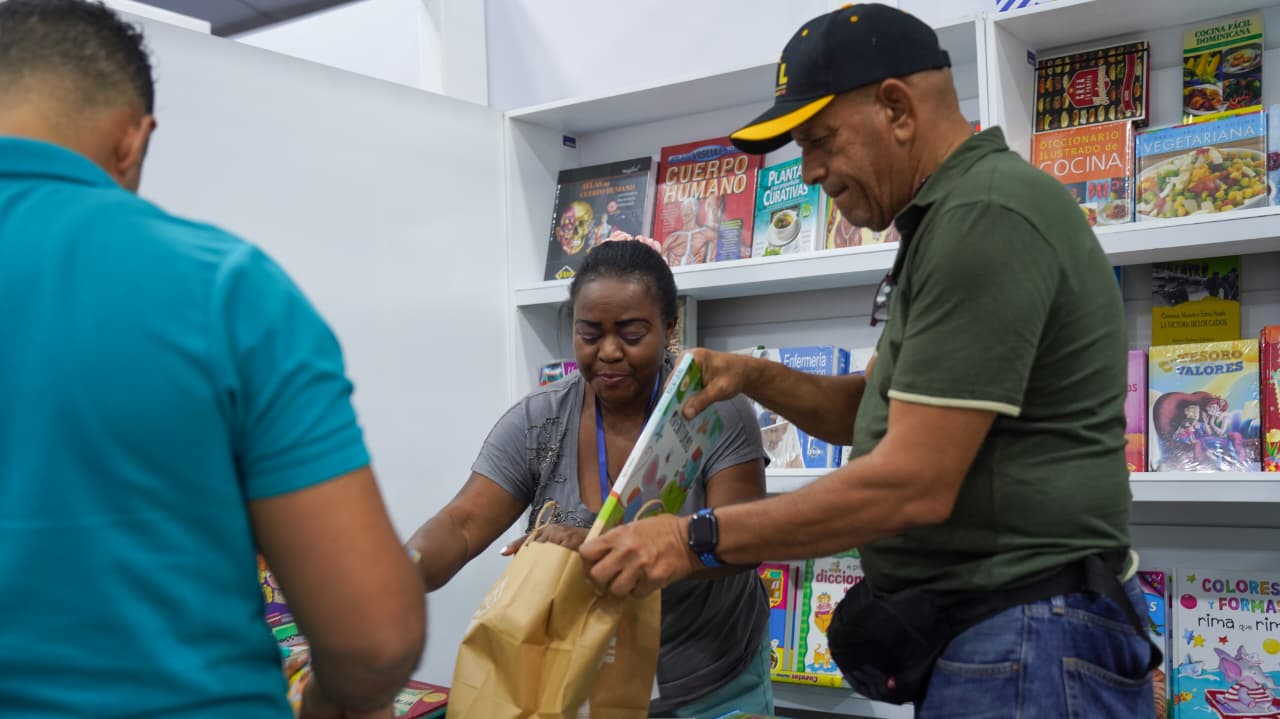 Entusiasmo y gran asistencia marcan este domingo el cierre de la Feria del Libro 2025