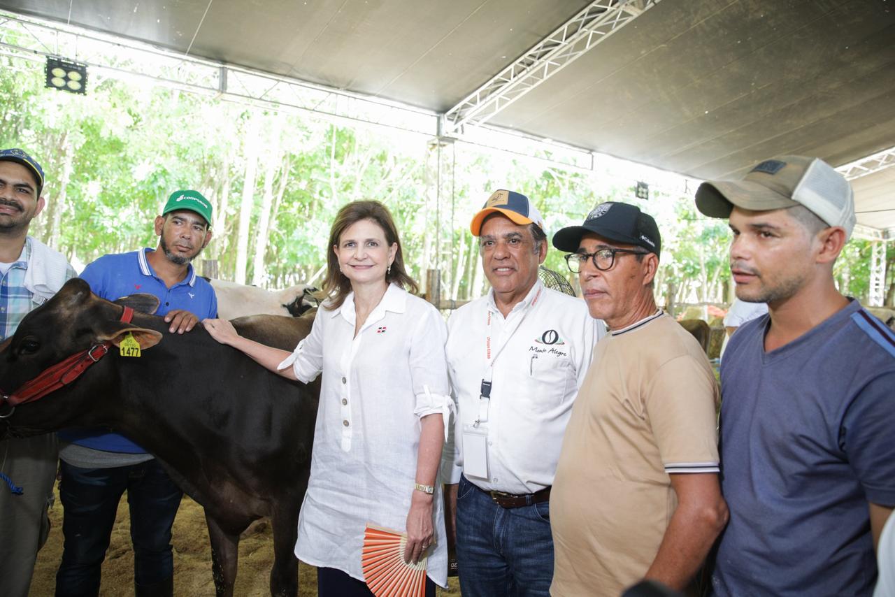 Raquel Peña, vicepresidenta de la República, recorrió la Expo Cibao 2025.