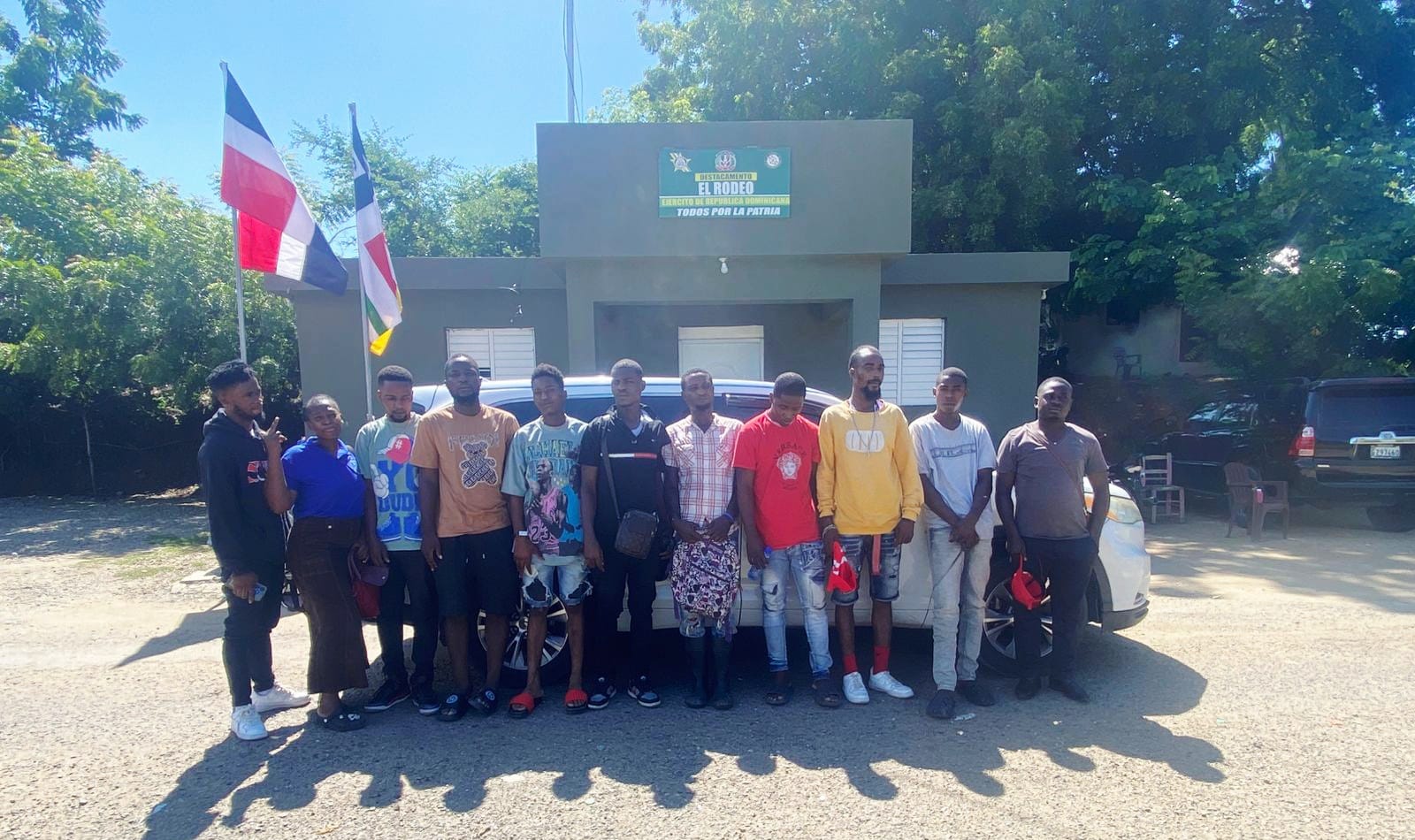 En Dajabón interceptan dos vehículos con 21 migrantes haitianos indocumentados