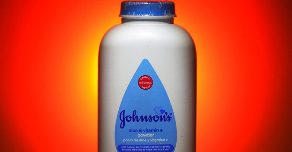 Ordenan a Johnson & Johnson pagar 966 millones de dólares por muerte de cáncer vinculada con su talco