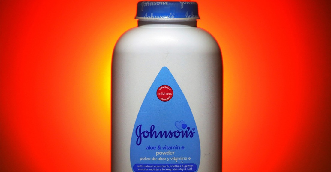 Ordenan a Johnson & Johnson pagar 966 millones de dólares por muerte de cáncer vinculada con su talco