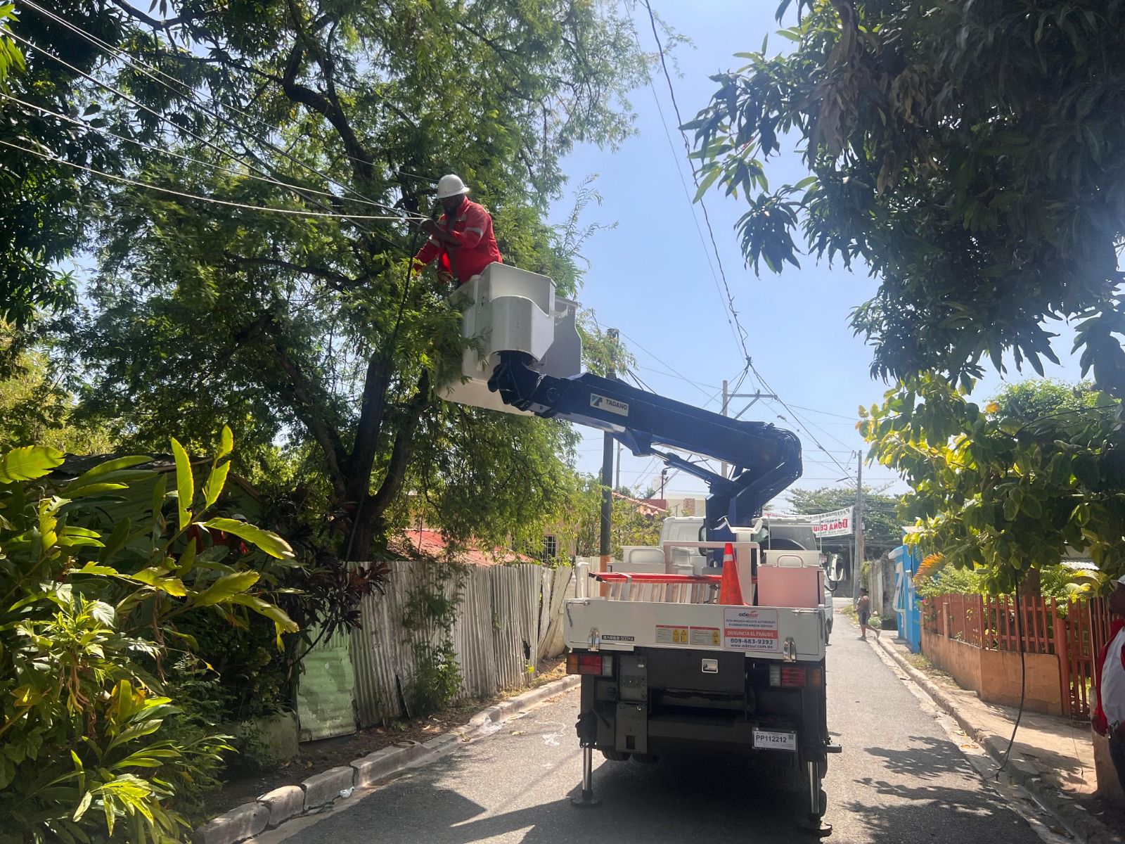 Edesur rehabilita redes eléctricas y mejora iluminación en varias comunidades de Peravia y San Juan