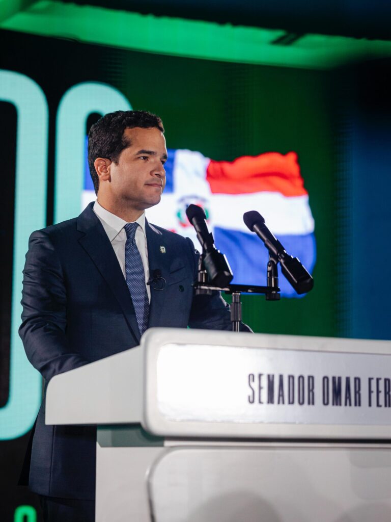 Omar Fernández lidera valoración de dirigentes de oposición en RD