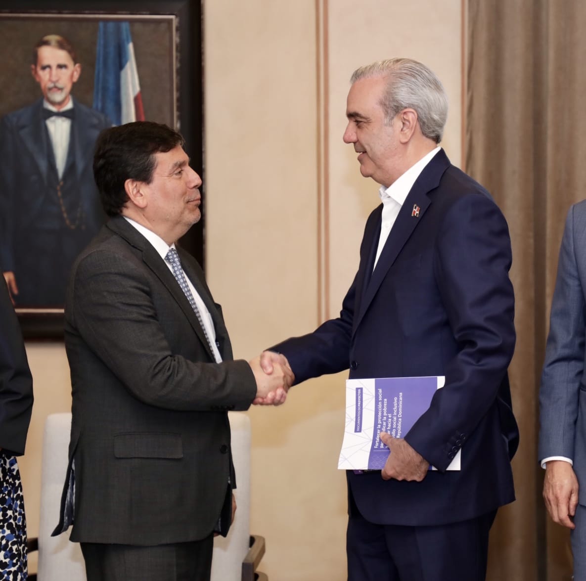 Abinader recibe documento de política pública de la CEPAL sobre fortalecimiento del sistema de protección social