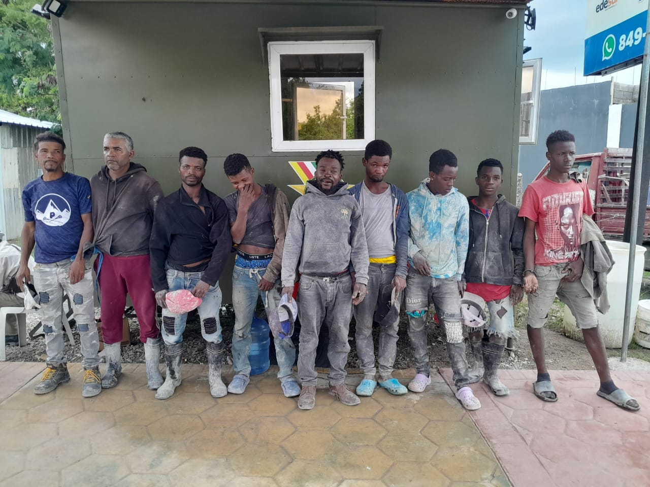 Ejército detiene haitianos indocumentados escondidos dentro de tanques en un camión en San Juan de la Maguana