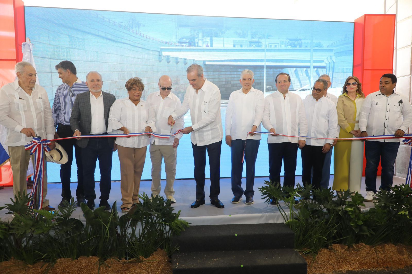 Abinader entrega paso a desnivel y anuncia obras para mejorar transporte y agua en Santo Domingo