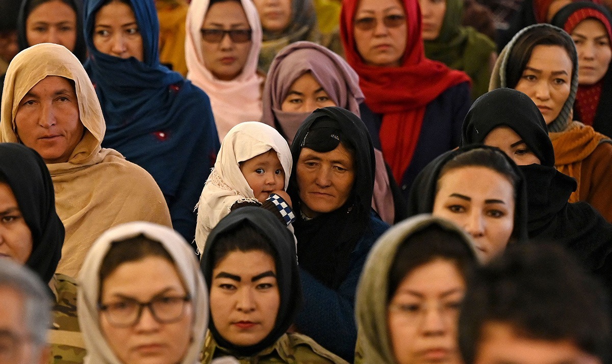 Mujeres afganas denuncian la represión del régimen talibán ante un tribunal popular