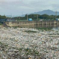 Río Yaque del Norte, atrapado por los desechos plásticos tras paralización de barrera flotante