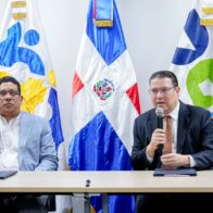El director general de Aduanas, Yayo Sanz Lovatón y el director de Contrataciones Públicas, Carlos Pimentel, durante la firma entre ambas entidades.
