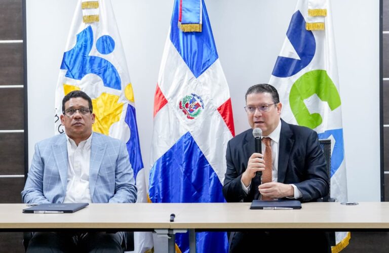 El director general de Aduanas, Yayo Sanz Lovatón y el director de Contrataciones Públicas, Carlos Pimentel, durante la firma entre ambas entidades.
