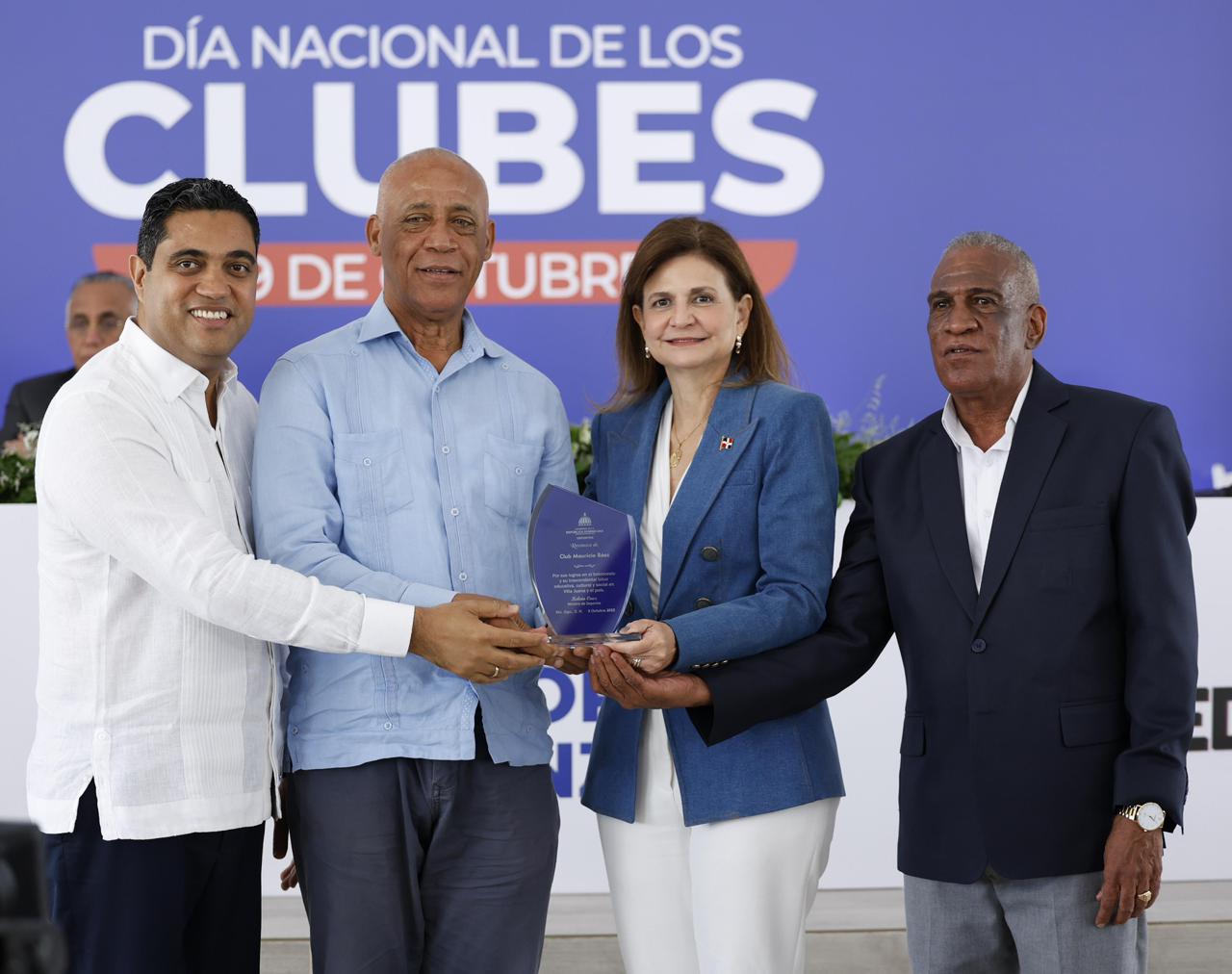Vicepresidenta y ministro de Deportes conmemoran el día de los clubes