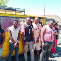 Detienen a nacional haitiano que transportaba extranjeros en condición migratoria irregular en una miniván en Dajabón