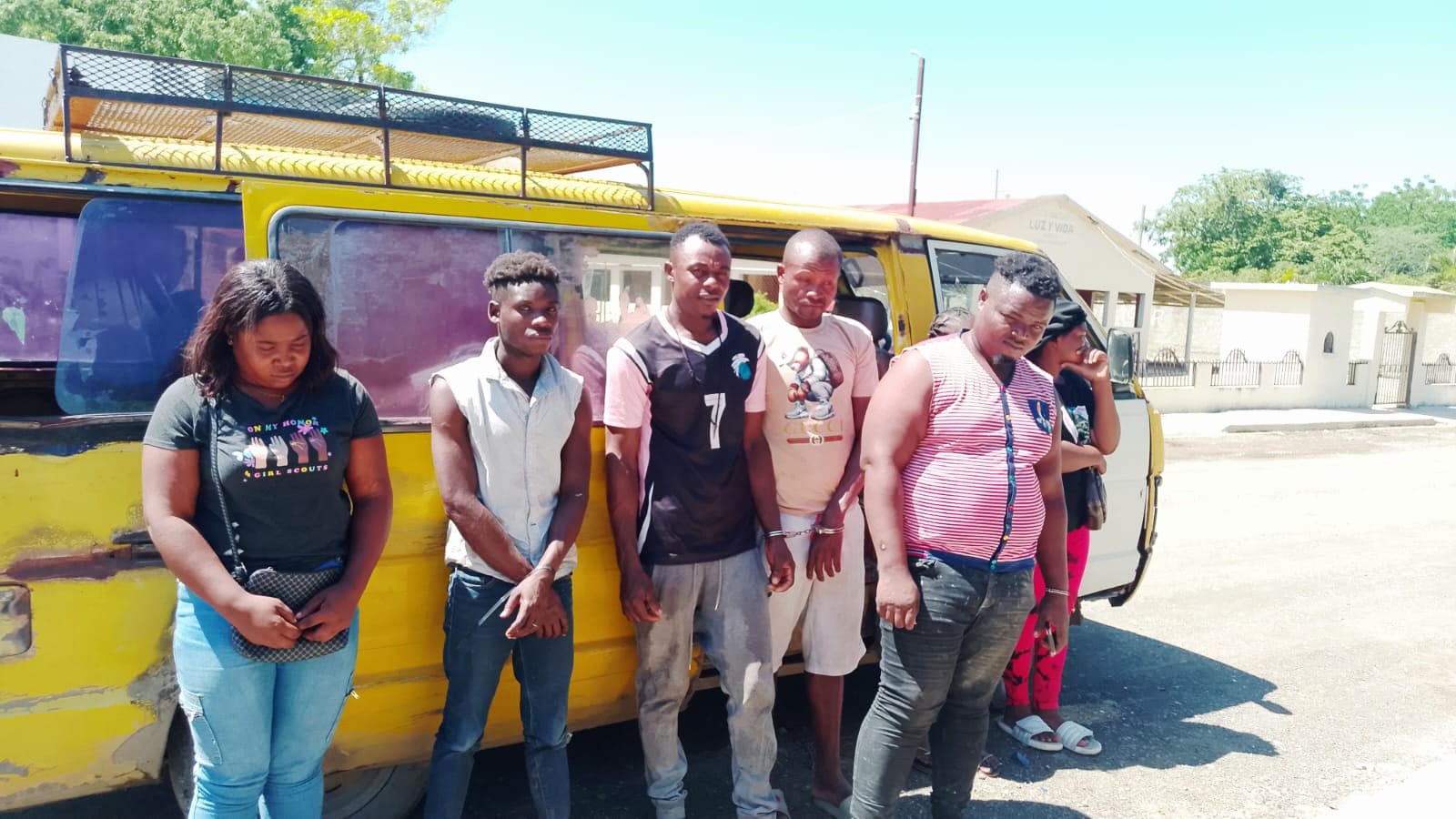 Detienen a nacional haitiano que transportaba extranjeros en condición migratoria irregular en una miniván en Dajabón
