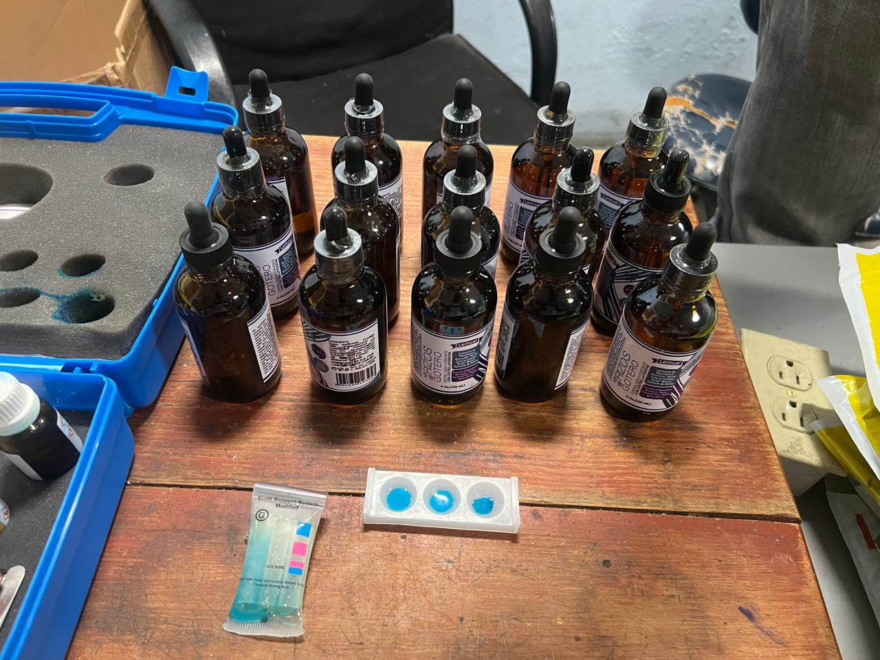 Ocupan 15 frascos de gotas para el pelo llenos de cocaína liquida