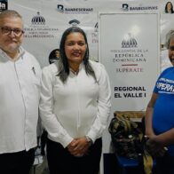 Gobernación y Supérate benefician a familias con entrega de tarjetas sociales en Azua