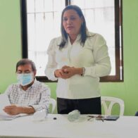 Autoridades entregan cheques a damnificados por la presa de Monte Grande