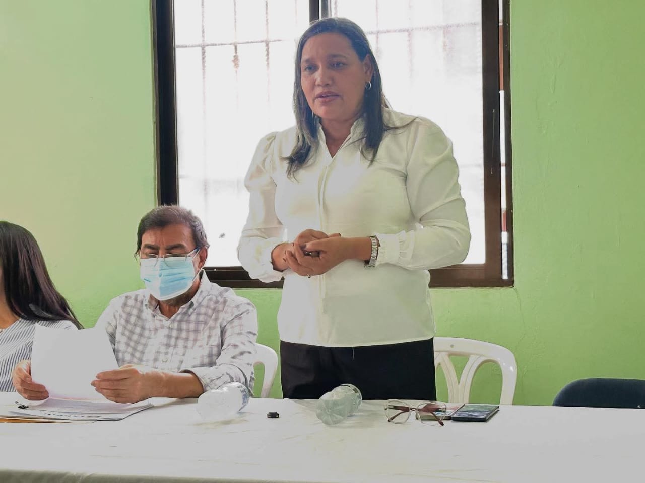 Autoridades entregan cheques a damnificados por la presa de Monte Grande