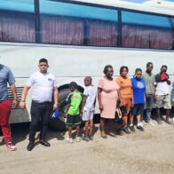 Detienen conductor y cobrador de minibús transportando ocho indocumentados en Dajabón