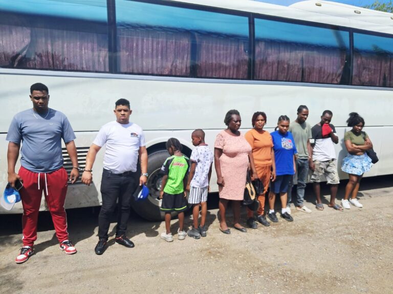 Detienen conductor y cobrador de minibús transportando ocho indocumentados en Dajabón