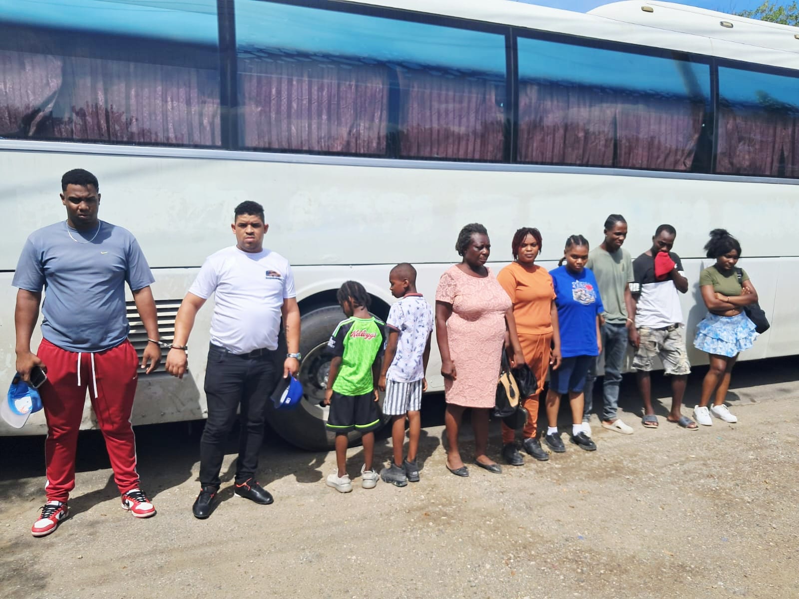 Detienen conductor y cobrador de minibús transportando ocho indocumentados en Dajabón