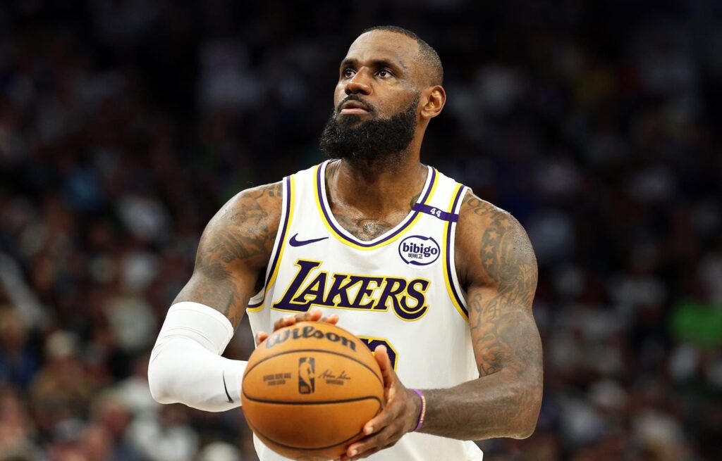 LeBron James se perderá el arranque de la NBA por ciática