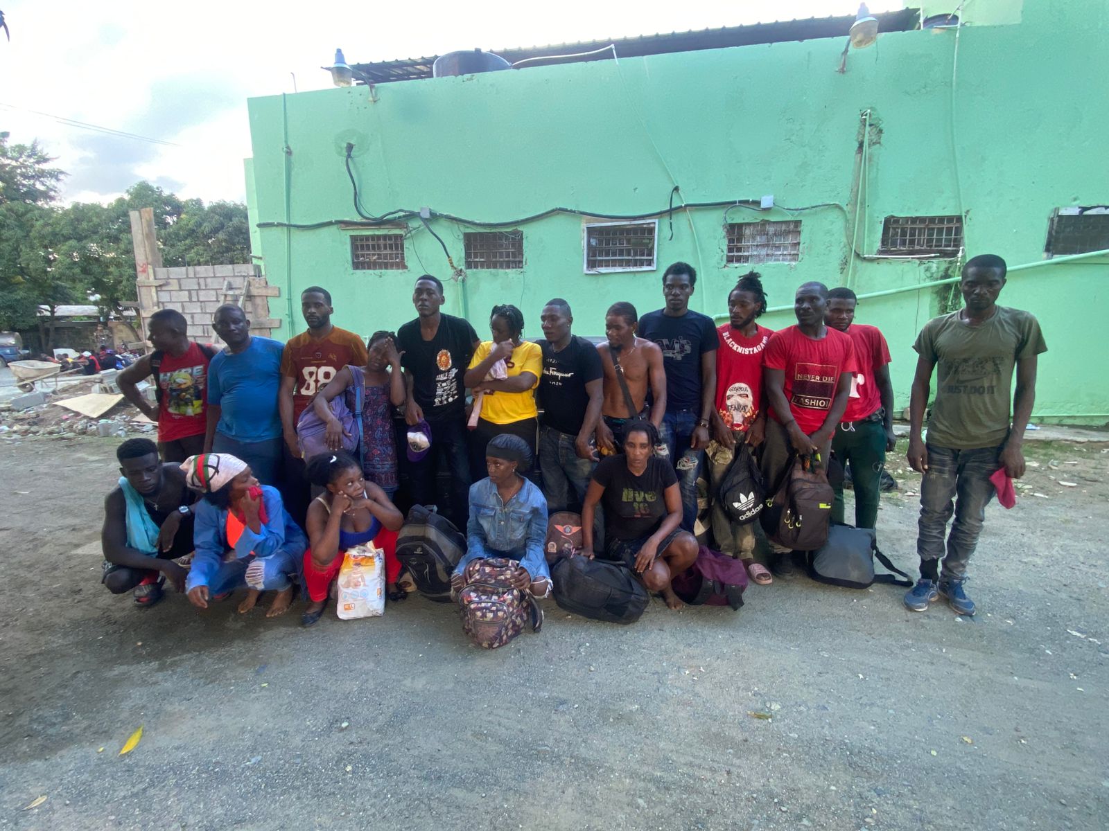 En operativo del Ejército fueron detenidos tres vehículos con 36 haitianos indocumentados en Valverde