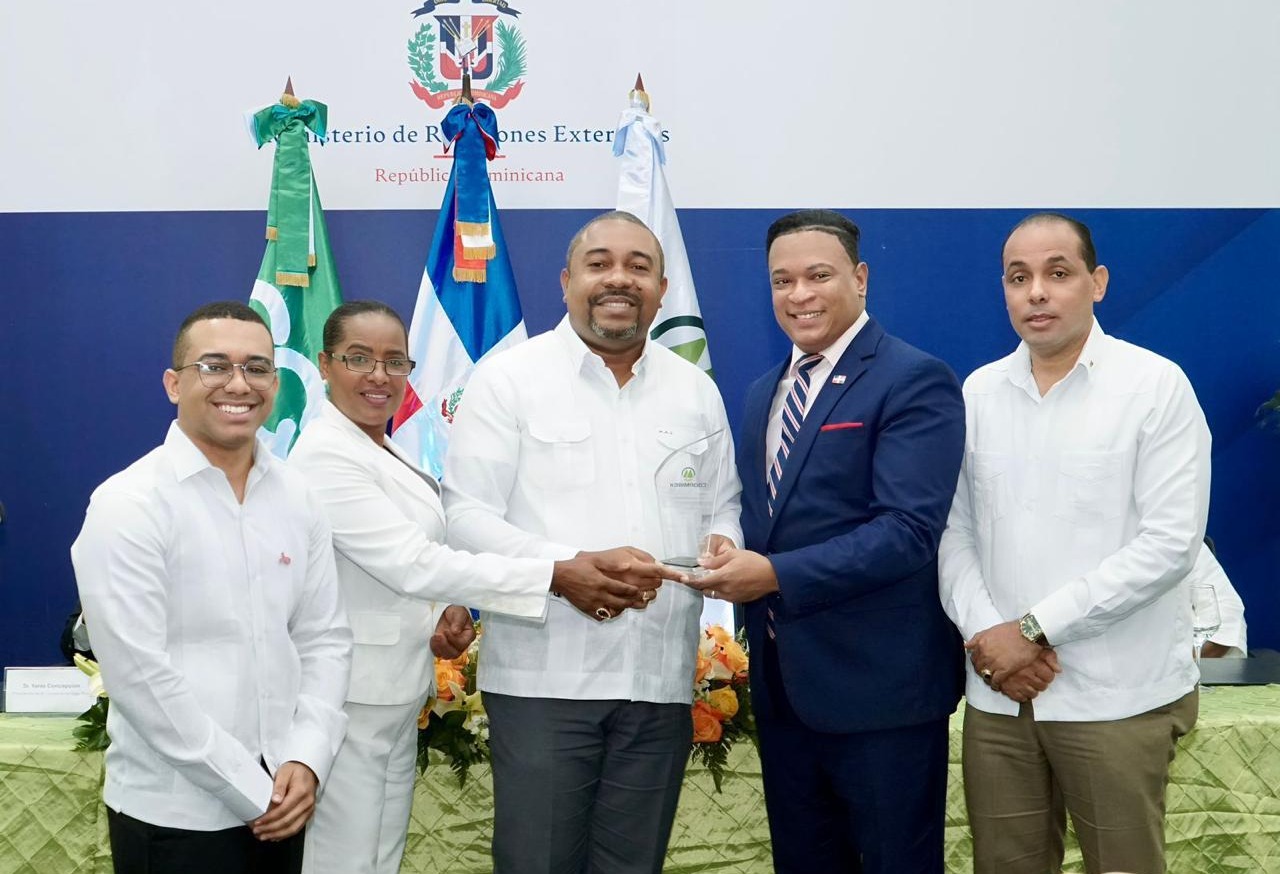 COOPMIREX reconoce al jurista y cooperativista Algenis Chávez Reyes