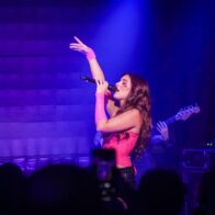 Adri Torrón brindó una velada cargada de ritmo y euforia en su primer concierto en Chao Teatro